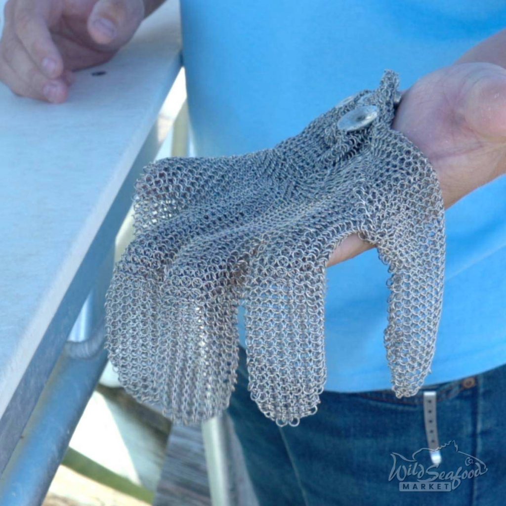 Chain mesh glove for safety